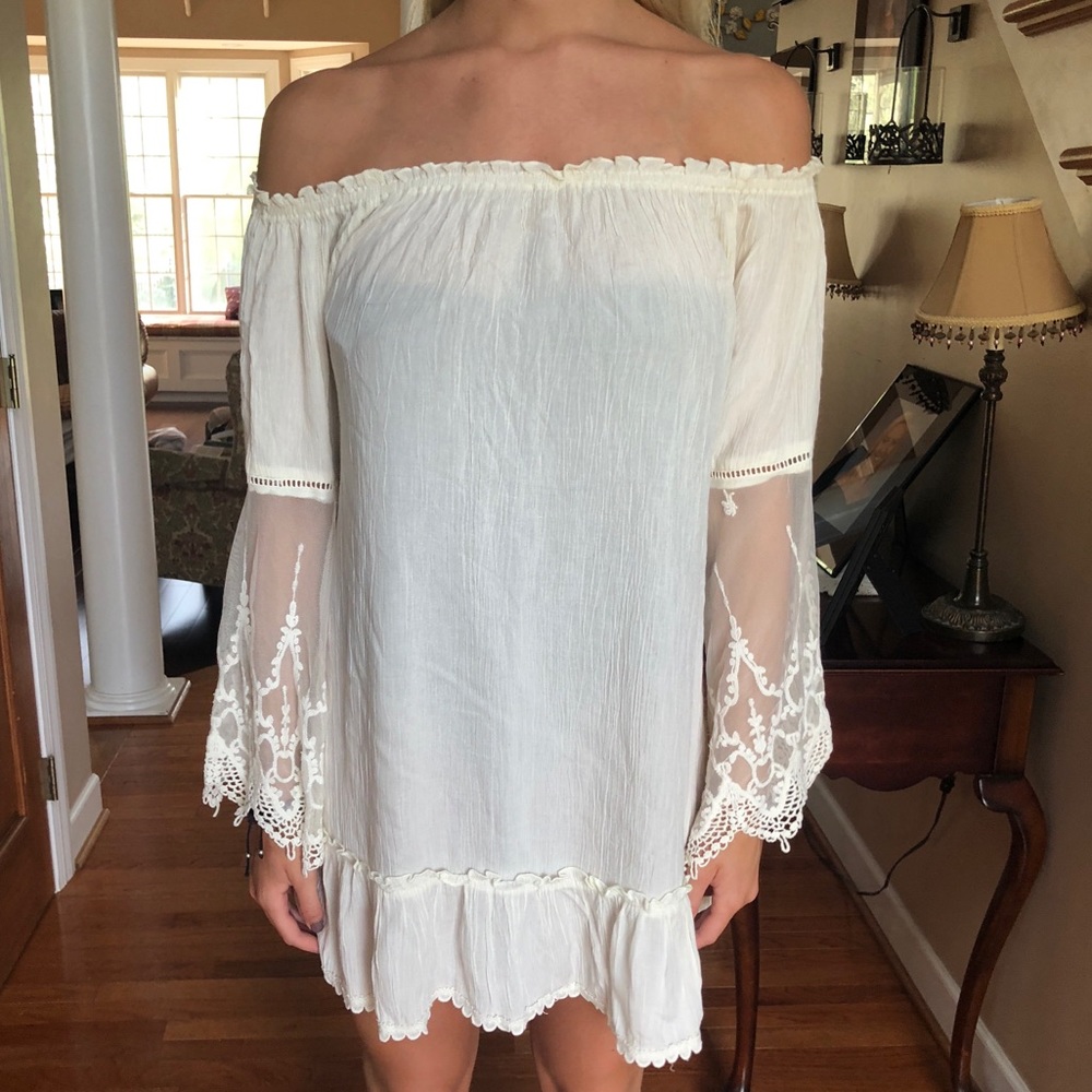 Cream flowy dress with lace sleeves